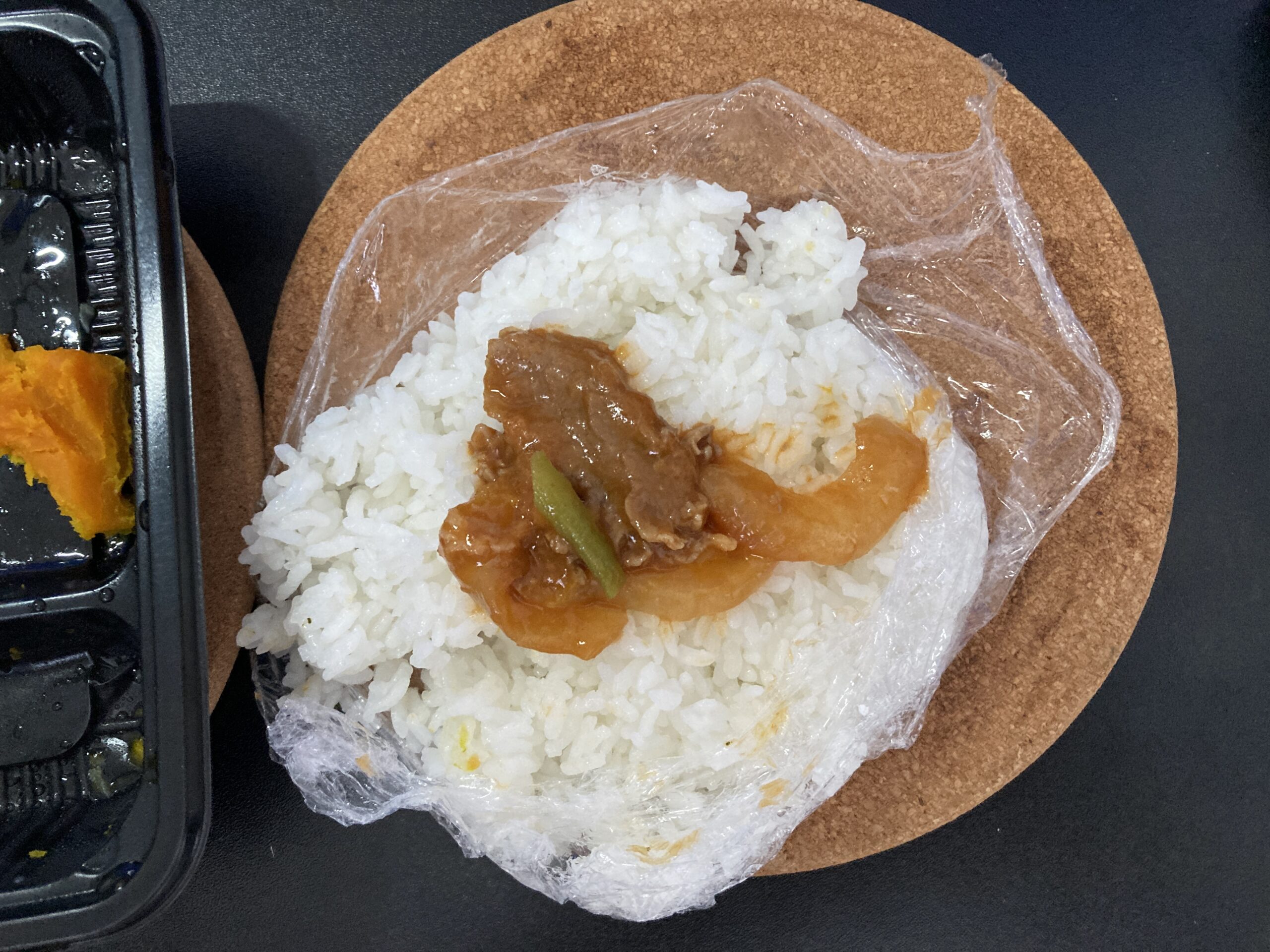 平べったく冷凍したご飯に温めたおかずをのせた様子