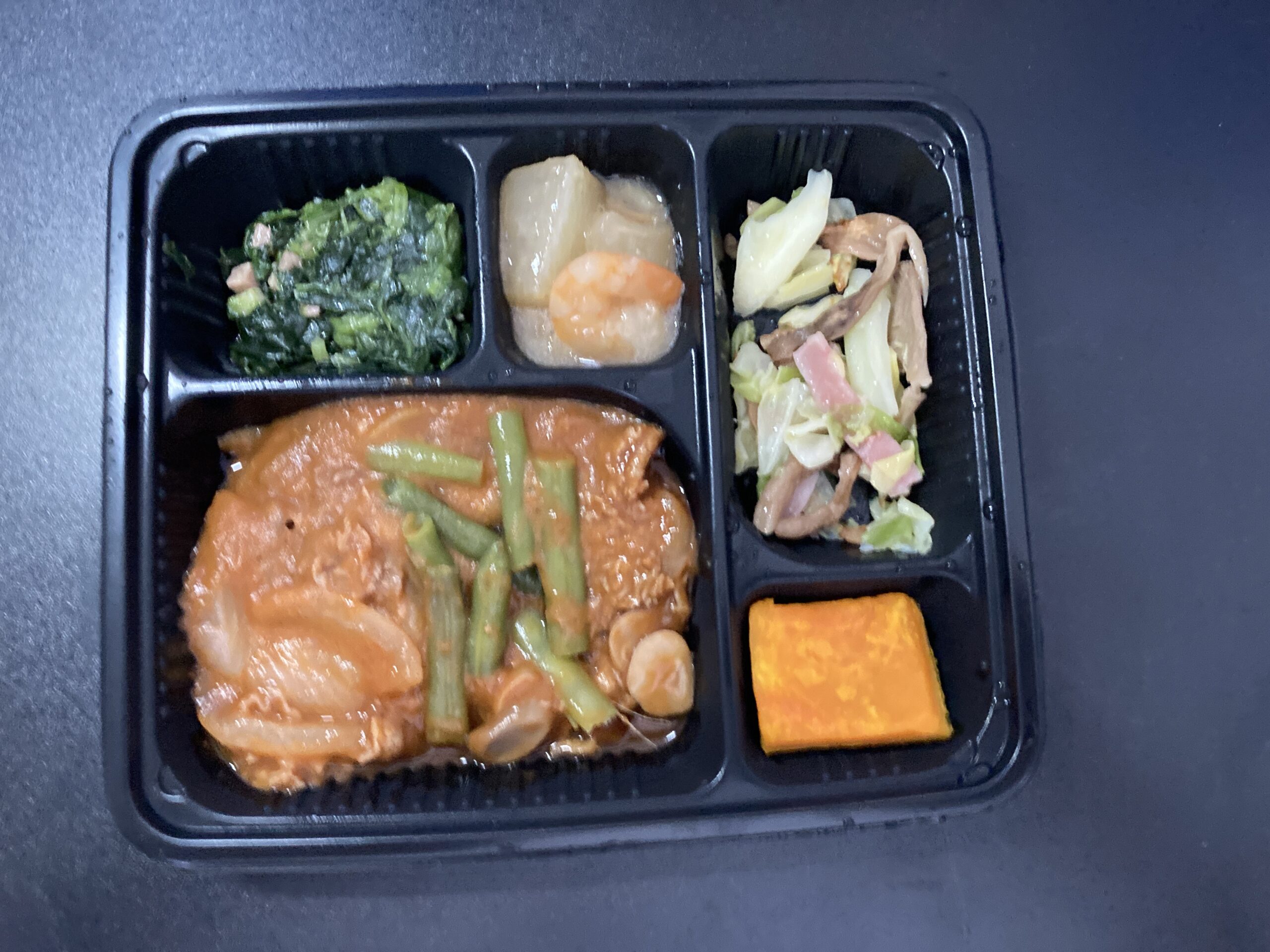タイヘイ ヘルシー御膳を温めた実食前の弁当